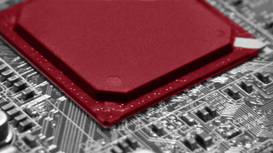 Leiterplatte mit rotem Prozessor